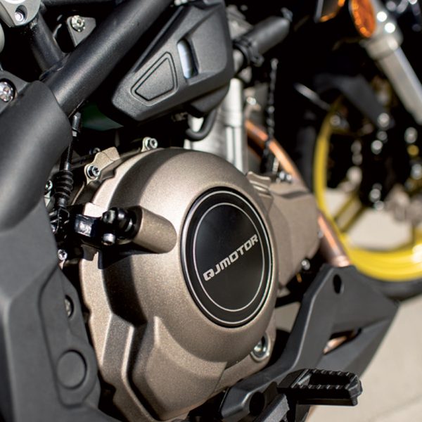 moto QJ MOTOR SRK 400 grosse cylindrée détail moteur