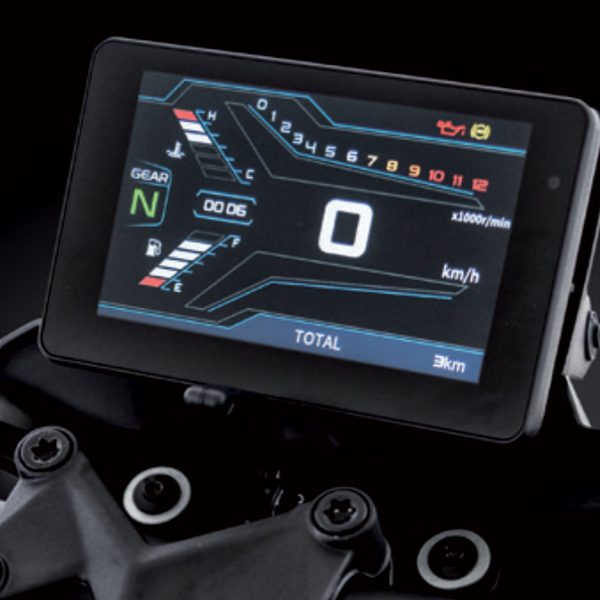 moto QJ MOTOR SRK 400 grosse cylindrée détail écran tableau de bord digital LCD
