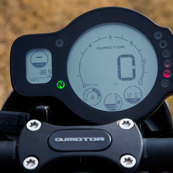 moto QJ MOTOR SRV 550 détail compteur digital