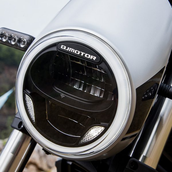 moto QJ MOTOR SRV 550 détail phare